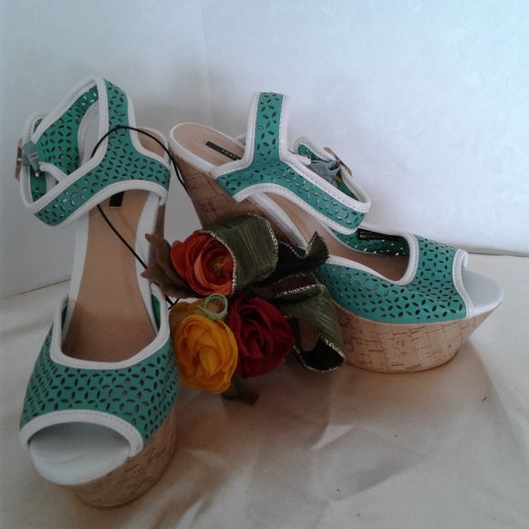 forever 21 Green Cutout Cork wrapped Wedges - Picture 1 of 6